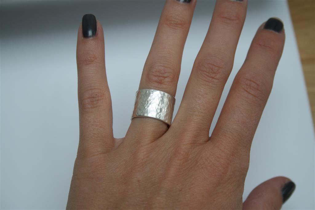 zware zilveren ring brede .925 sterling zilveren ring Sieraden Ringen Banden 10mm brede massief sterling zilver gehamerde trouwring rustieke trouwring gratis gravure 